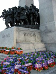 war-dates-statue-wreaths-resize