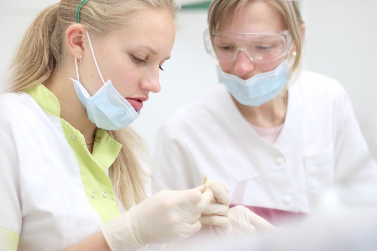 De plus en plus de femmes obtiennent des diplômes en dentisterie