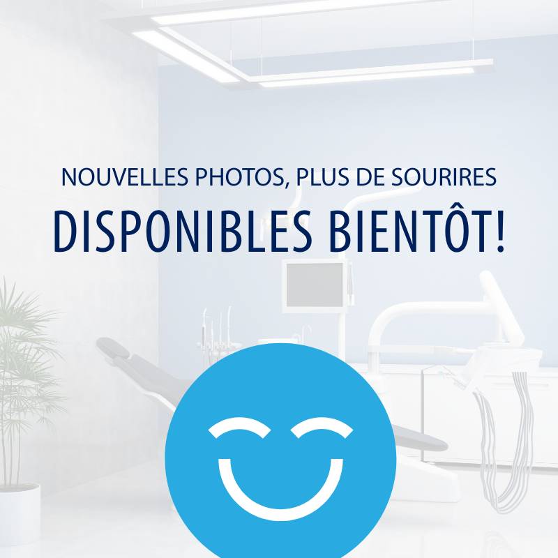 Un cabinet dentaire lumineux avec équipement moderne et une atmosphère accueillante. Le texte annonce « Nouvelles photos, plus de sourires disponibles bientôt ! » avec un graphique de visage souriant joyeux, suggérant une mise à jour ou une promotion à venir.