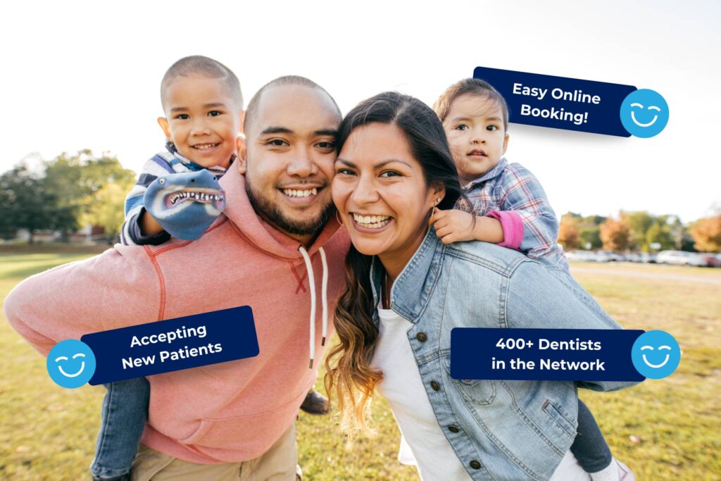 A happy family of four poses in a park, with the 123Dentist Smiley highlighting features like easy online booking, acceptance of new patients, and a network of over 400 dentists.